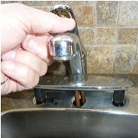 démonter l'ancien robinet mitigeur