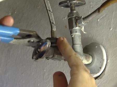 Desserrer l’écrou de fixation du robinet Desserrer l’écrou de fixation du robinet