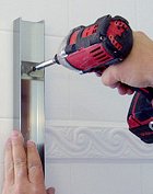fixer le profilé de porte de douche