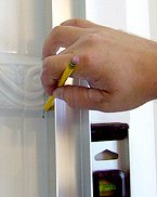 marquer les trous de la porte de douche