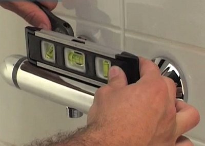 niveau à bulle pour le mitigeur de douche