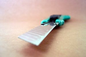 enlever l'excédent de mastic silicone autour de la bonde