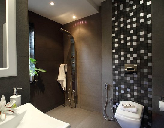 grande salle de bain avec colonne