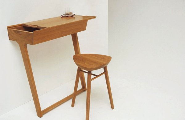 console informatique contre mur