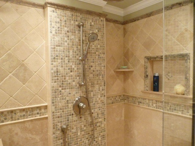 colonne de douche contre une mosaique en marbre
