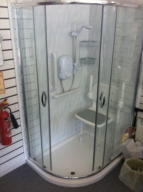 chaise dans cabine de douche