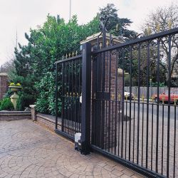 portail noir d'entrée