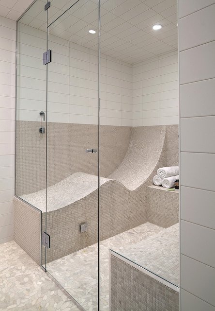 siège couchant dans une douche et mosaique
