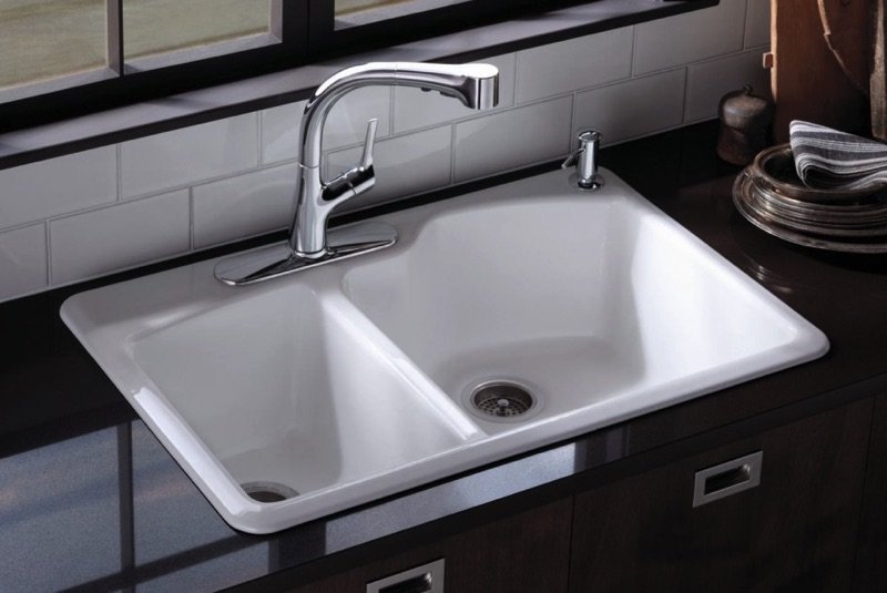 Evier de cuisine sous plan blanc