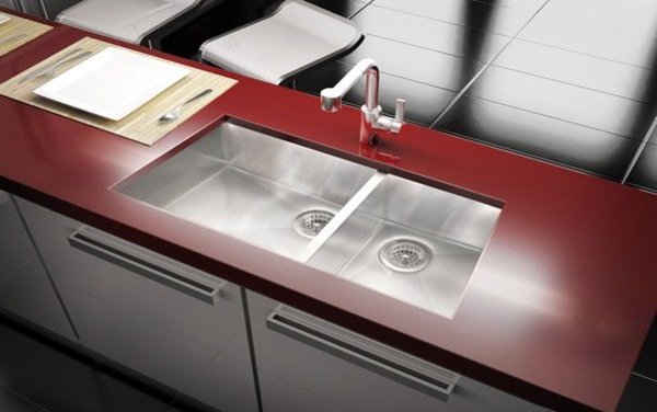 Evier de cuisine sous plan avec plan de travail rouge