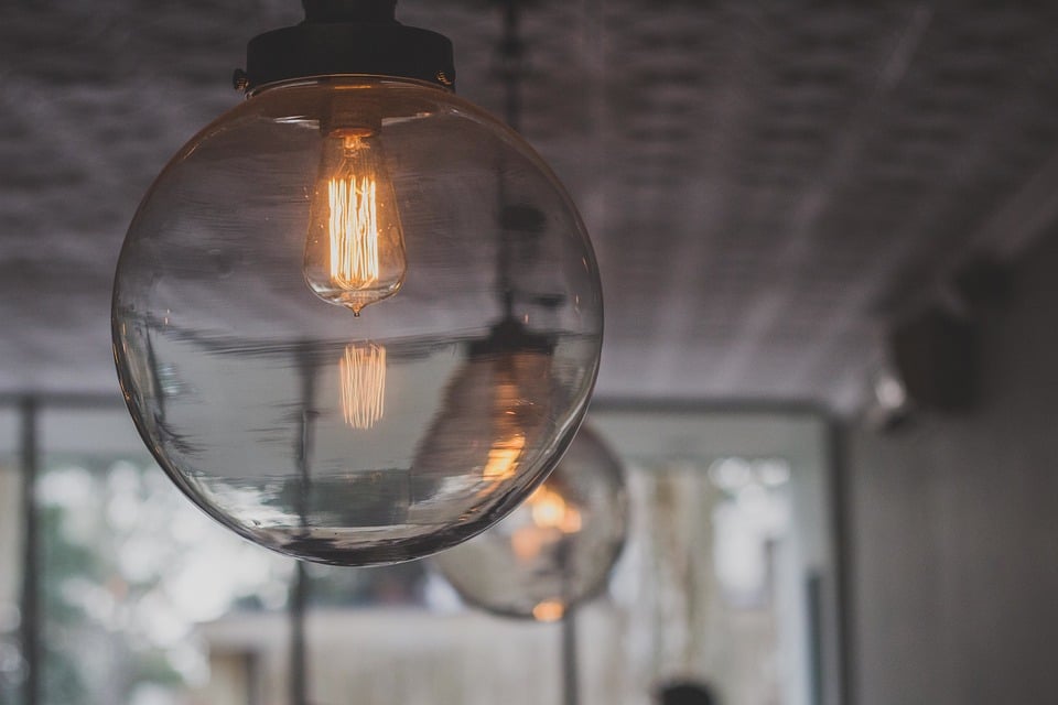 relooking d'une cuisine avec une lampe a filaments