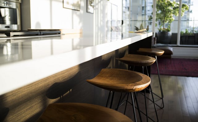 plan bar de cuisine blanc avec des tabourets en bois de style industriel
