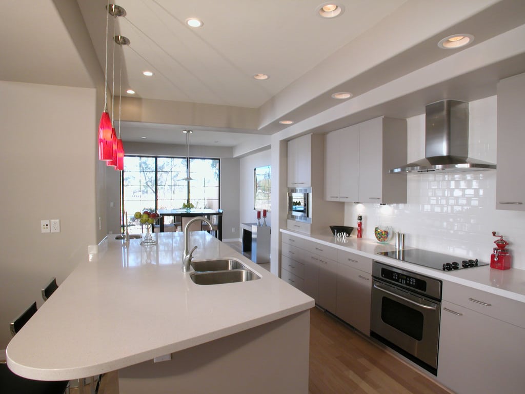 Rénovation de cuisine: un passage entre 80 cm et 90 cm est conseillé Les passages sont bien spacieux dans cette cuisine.