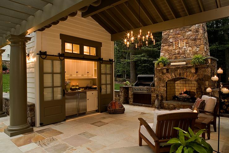 Aménagement d'une cuisine d'été avec une cheminée et une petite kitchenette abritée On craque pour cette cuisine d'été avec salle à manger et pergola. Et vous?