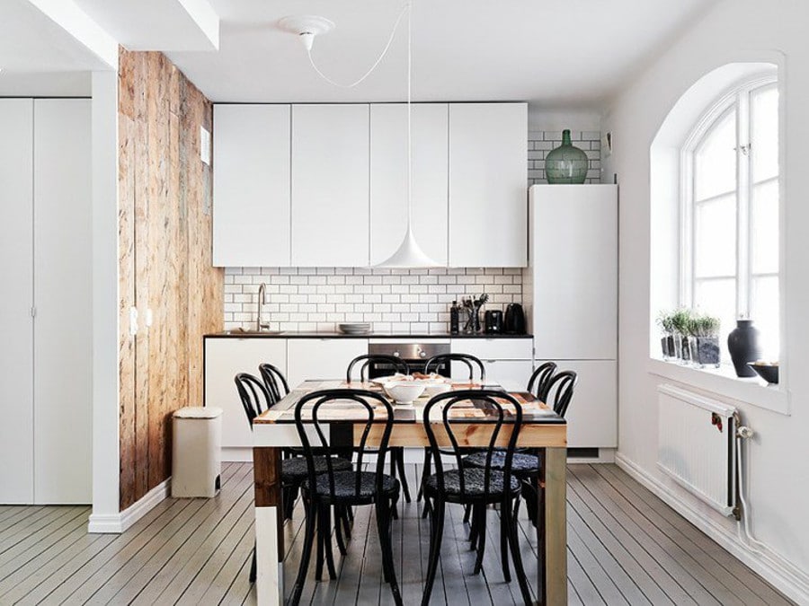 On ne peut que succomber au charme de cette cuisine scandinave. Les lignes pures des meubles, le charme indéniable du bois et le chic des chaises en fer forgé, on aime tout!