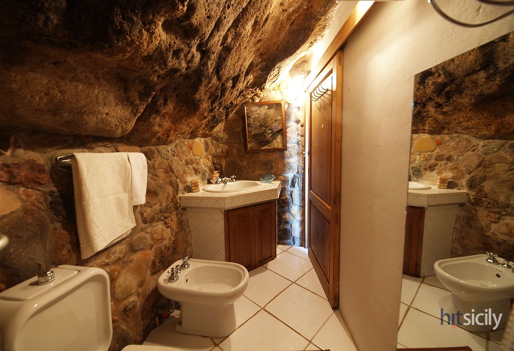 Une salle de bain grotte