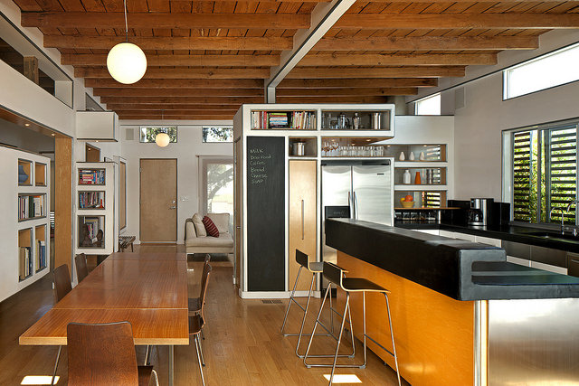 cuisine moderne un brin vintage avec un plan de travail noir