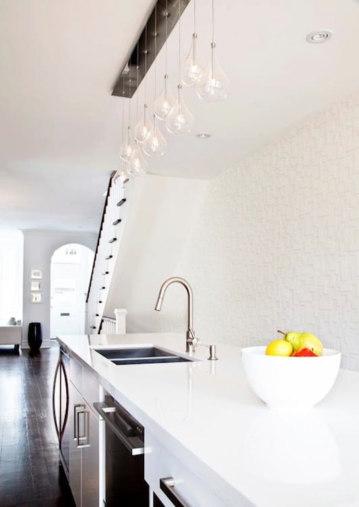 cuisine contemporaine blanche avec une surface en bois.
