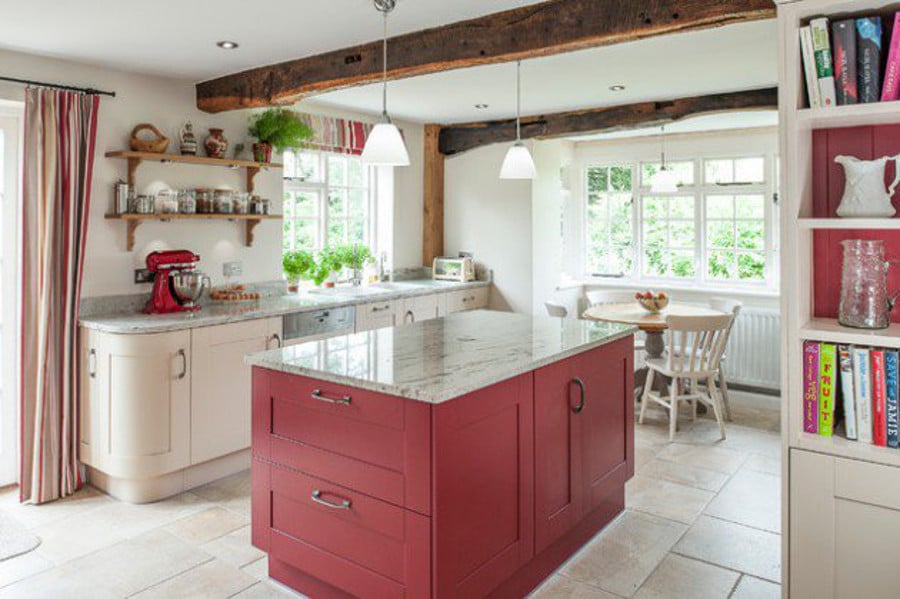 Très charmante cette cuisine traditionnelle! L'ilot aux façades rouges apporte une touche de couleur et de modernité à l'ensemble du décor. 