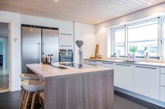 Cuisine moderne avec ilot central en bois et tabourets dans un design scandinave