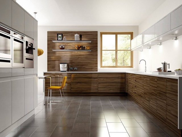 Pari réussi pour le créateur de cette cuisine bois et gris foncé. Le look est plutôt original et c'est cela qui fait son charme.