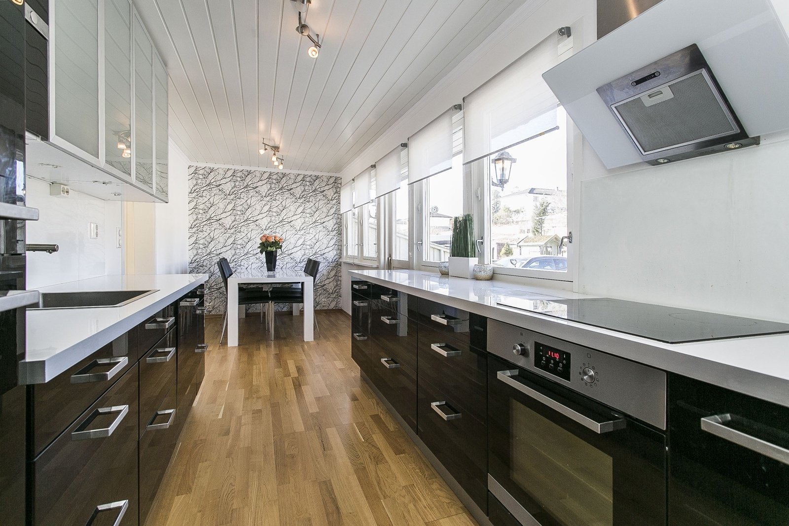 cuisine noire et blanche laquée de format U Ultra design et laquée