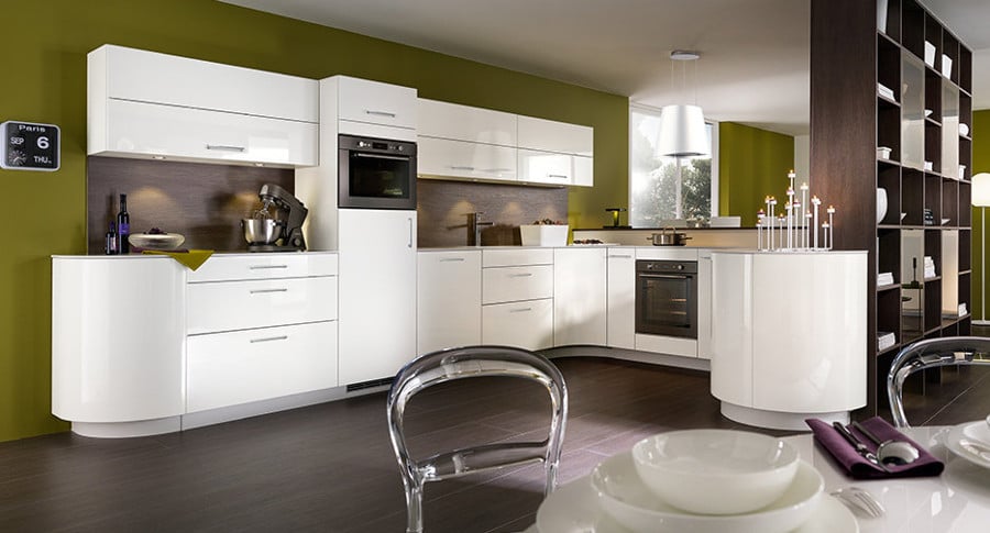 Lumineuse, design et résolument élégante cette cuisine présentée par Mobalpa.