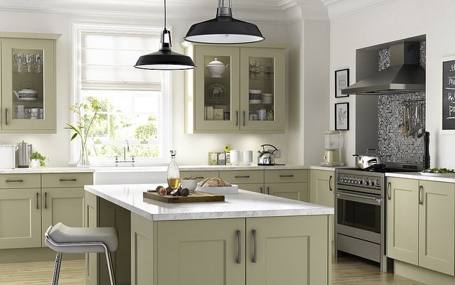 cuisine verte moderne avec revêtement du plan de travail et de la cuisine en marbre blanc