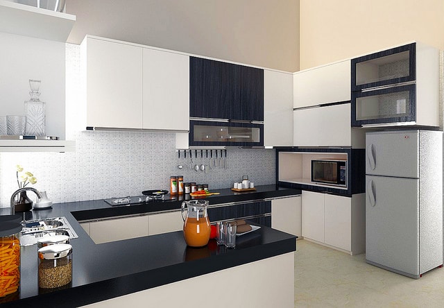 petite cuisine moderne en U avec plan de travail synthétique noir