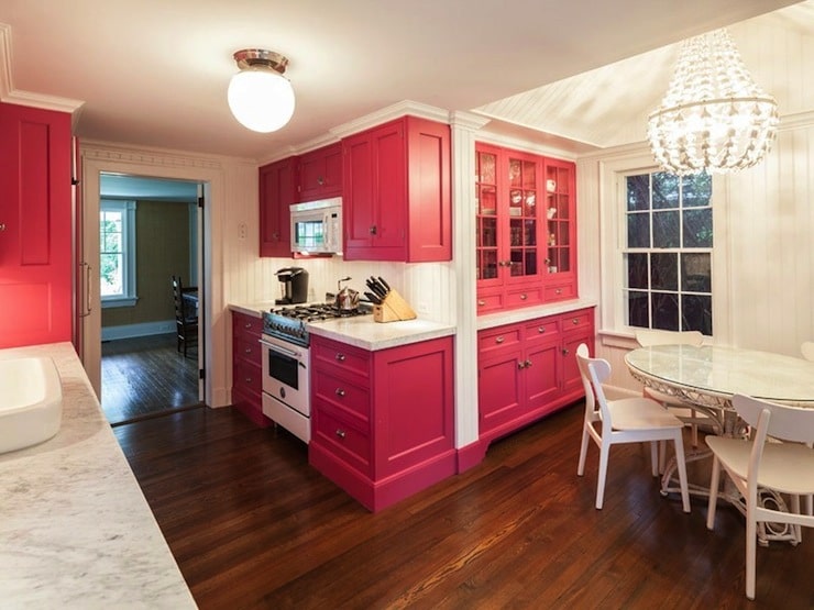 cuisine blanche et rose ouverte sur une salle à manger de style traditionnel Une valeur sûre pour qui souhaite optimiser l'espace!