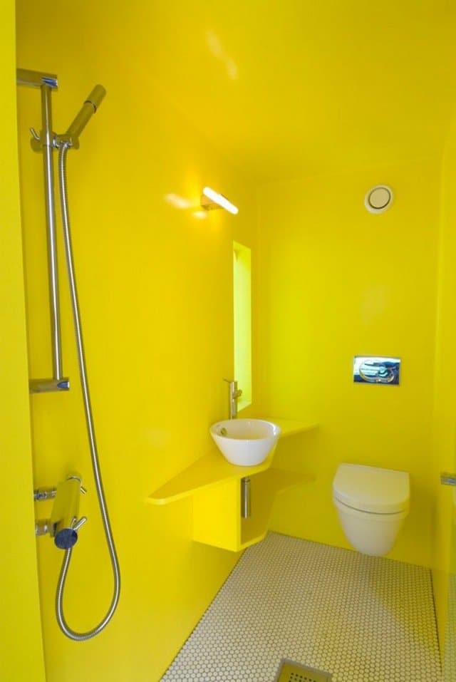 Salle de bain jaune
