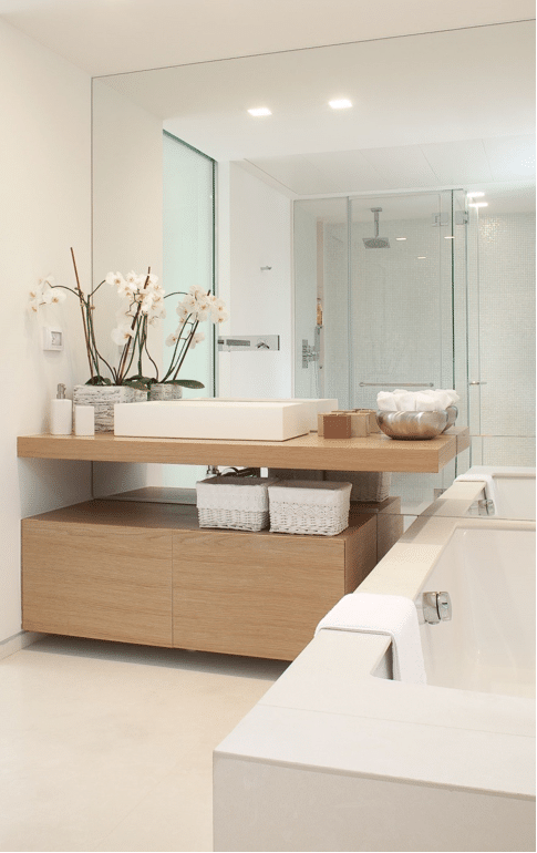 idee5 un grand miroir dans la salle de bain