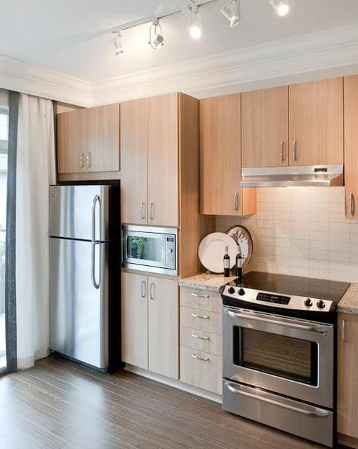 aménager une petite cuisine en bois avec électroménager intégré aménager une petite cuisine en bois avec électroménager intégré