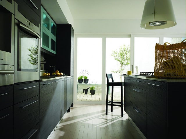 cuisine noire en bois de style moderne. Impression d'un revêtement en carbone