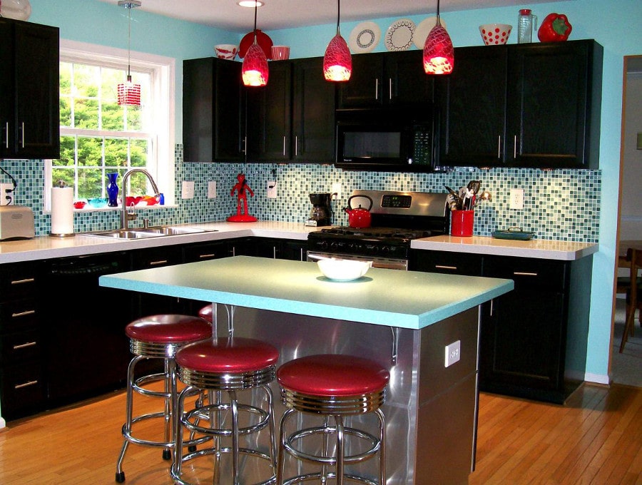 Cuisine moderne avec une décoration rétro telle qu'on l'aime!