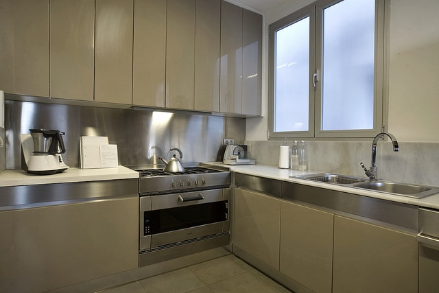 relooker facilement sa cuisine en installant une crédence en inox