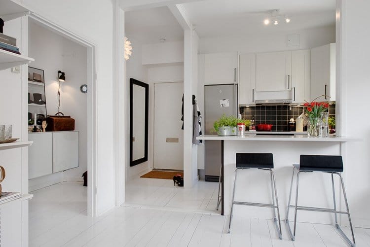 petite cuisine dans un petit appartement donnant sur l'entrée et le salon. Salle à manger intégrée De petit format, cette cuisine ouverte s'intègre dans tous les intérieurs, studio ou petit salon.