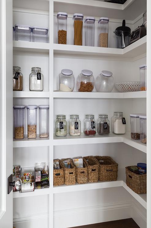 En plus d'offrir des rangements pratiques, les étagères peuvent donner du caractère à la décoration de votre cuisine.