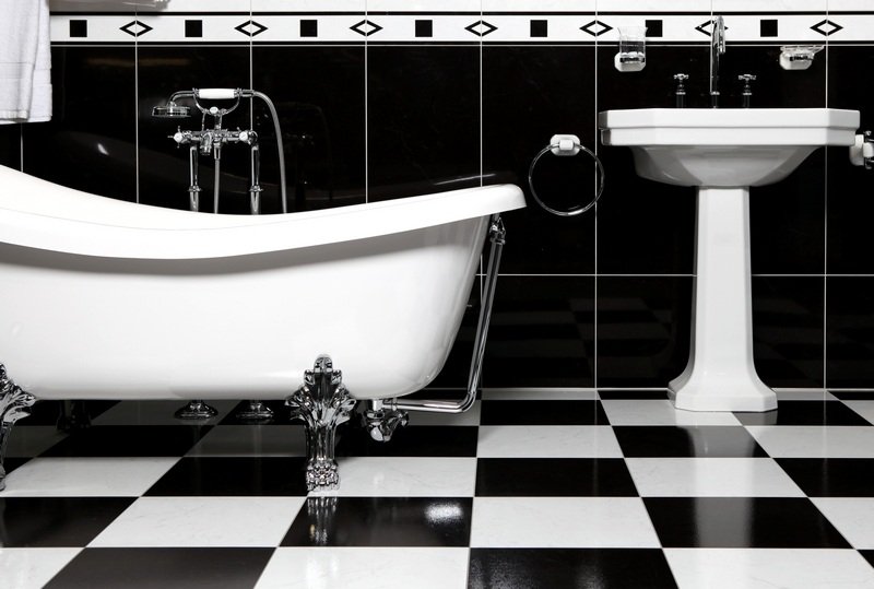 Une salle bain rétro avec un noire blanc classique. Source : designmag.fr