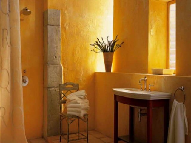 Salle de bain jaune ocre