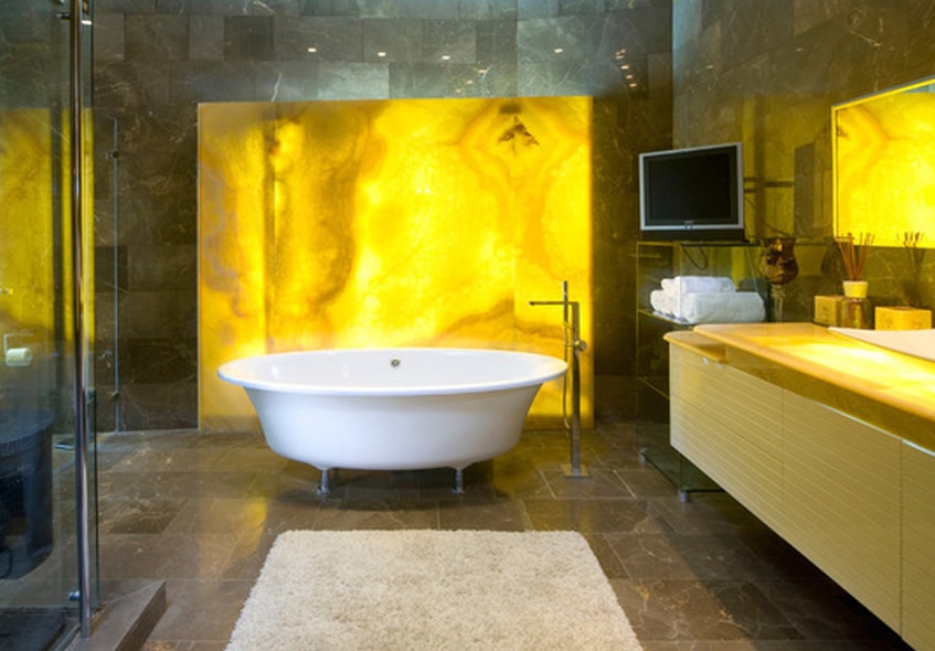 salle de bain jaune doré
