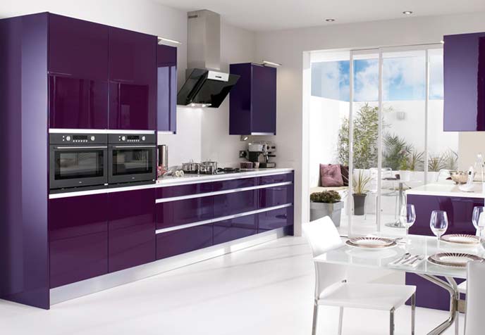 Plutôt sympa cette cuisine design aubergine!