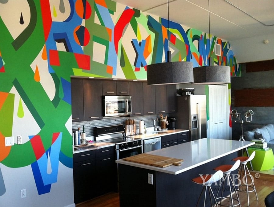 Un mur très coloré pour donner du pep's dans une cuisine un peu trop sage.