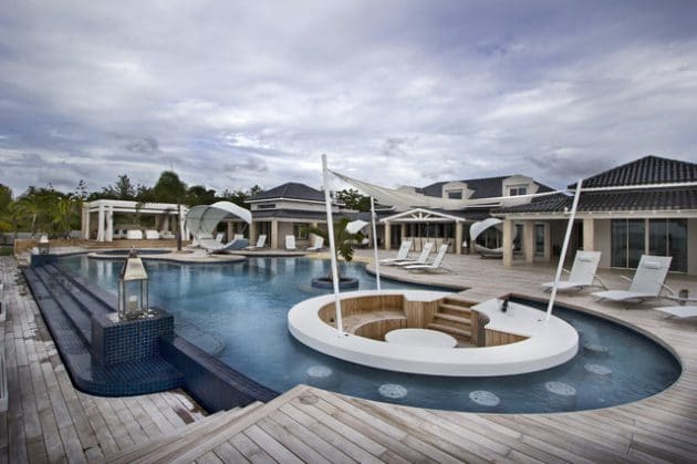 abords-de-la-piscine-en-teck