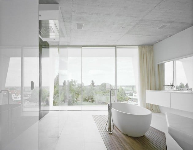 baignoire-blanche-dans-salle-de-bain-moderne