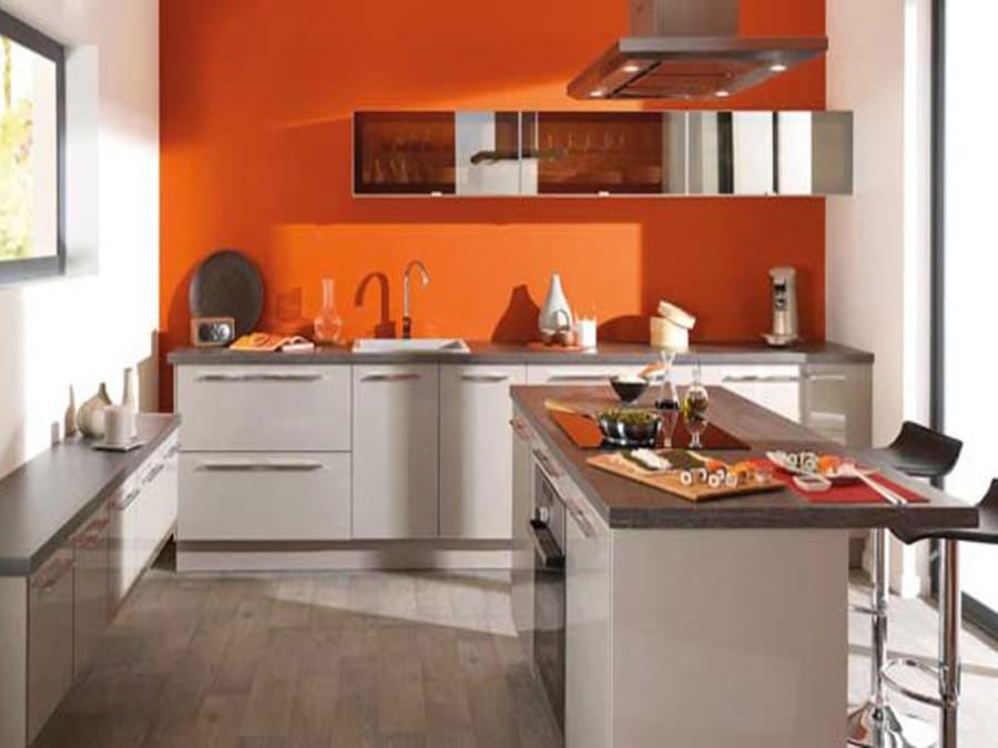 Un pan de mur de couleur vive pour animer une cuisine grise et blanche.