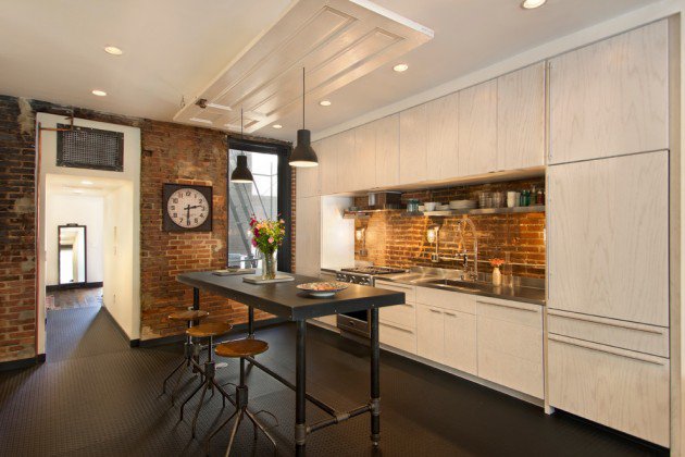 joli-contraste-briques-et-mobilier-blanc-dans-la-cuisine
