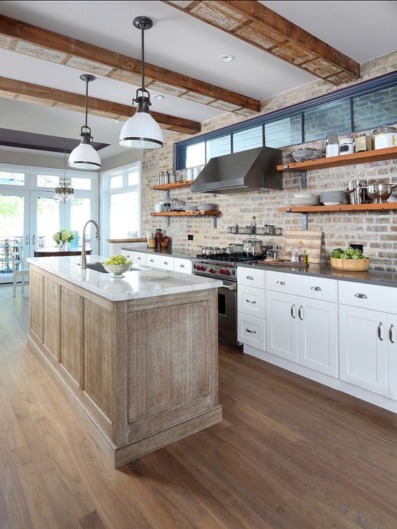 les-luminaires-mettent-en-valeur-la-brique-dans-la-cuisine