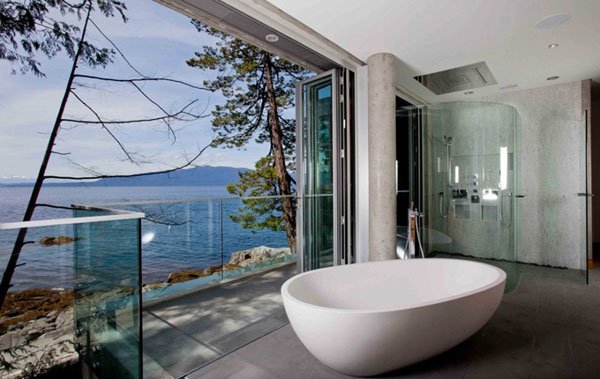 salle-de-bain-zen-avec-baignoire-blanche