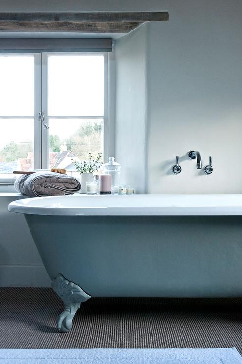 baignoire-bleue-salle-de-bain